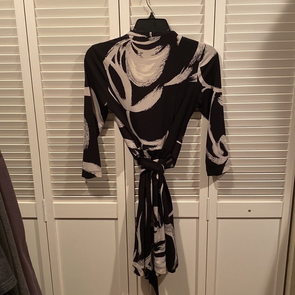 BCBGMAXAZRIA mini dress with 3/4 sleeves and self tie - Picture 2 of 4